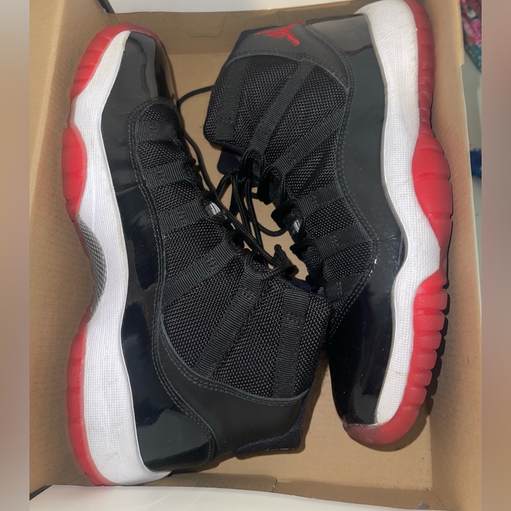 Air jordan 11 retro (gs) black/varsity red-white 5.5y
Worn twice. Like new.